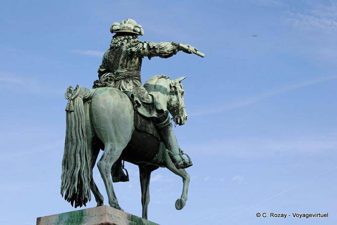 Statue dans la cour d'honneur, Versailles