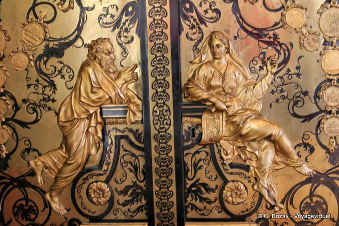 Gros-plan sur détail d'une commode du salon de l’Abondance, Versailles