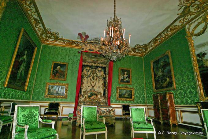 Autre vue sur le lit à la Duchesse du Dauphin, Versailles