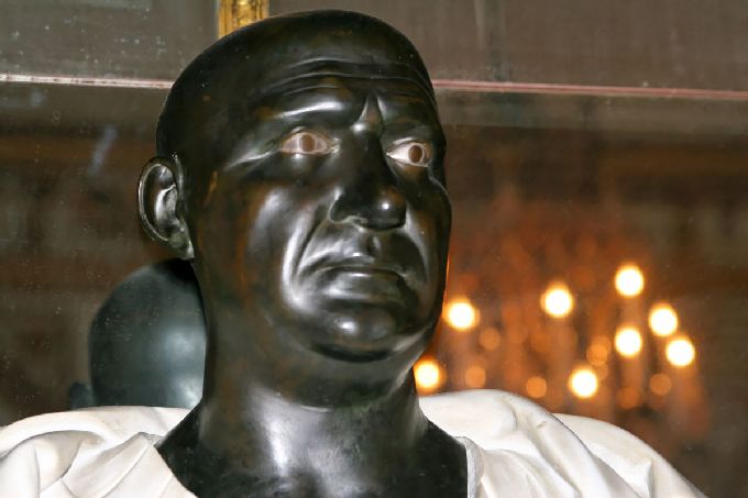 Salle des Hoquetons, Tête de statue par Alessandro Algardi, Versailles