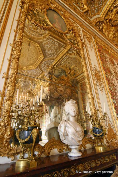 Appartement de la Reine, buste de Marie-Antoinette par F. Lecomte, Versailles