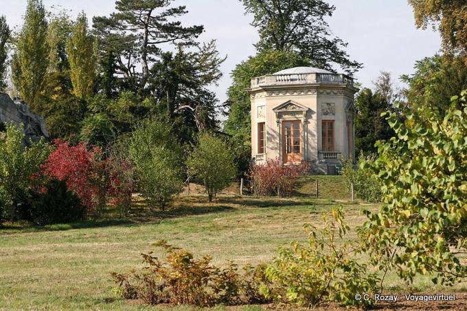Petit pavillon dans jardin, Hameau de la Reine, Versailles