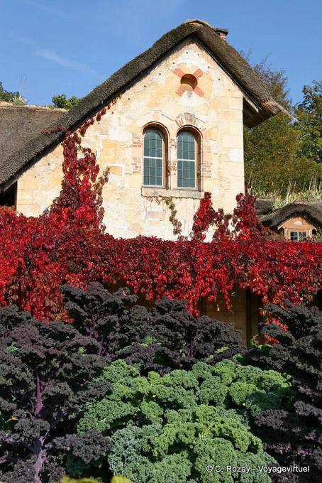Vue du Colombier depuis son jardin, Hameau de la Reine, Versailles