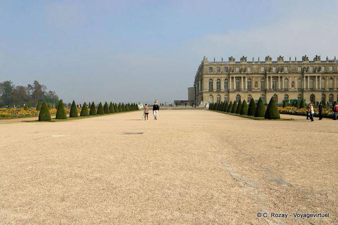 Entre les parterres du Midi, direction l'Orangerie, Versailles