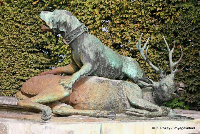 Bronze du chien de chasse et du cerf, Jacques Houzeau, Fontaine du Point du Jour, Versailles