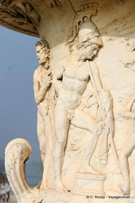 Sculpture sur un vase soleil, Versailles