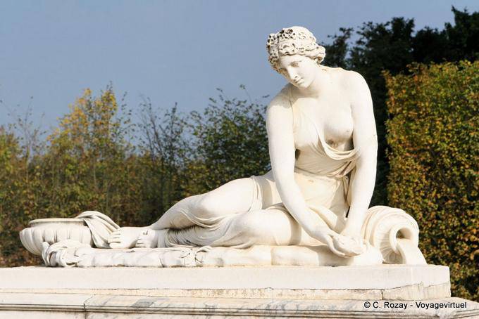 Statue Nymphe au coquillage. Antoine Coysevox. 1685, Demi-Lune du Parterre de Latone, Versailles