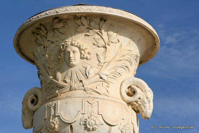 Le vase du soleil avec tête du dieu Apollon, parc de Versailles