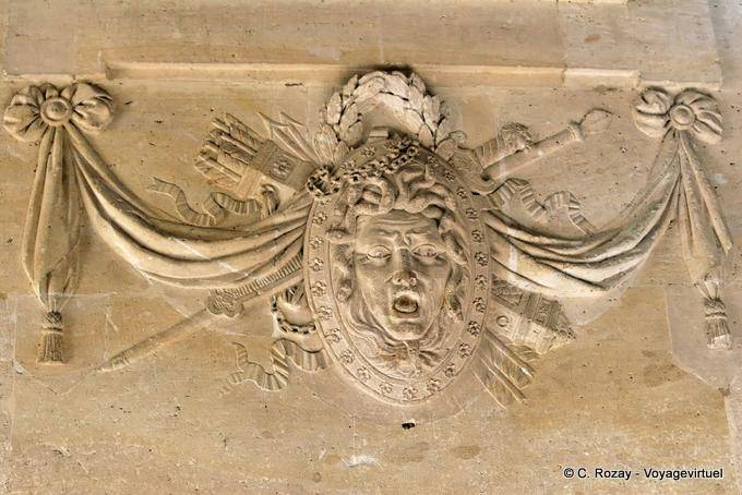 Armoiries à tête de méduse dans le Réchauffoir, Petit Trianon, Versailles