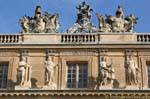 Casques et statues, Versailles