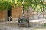 Chien, coq et charette au Hameau de la Reine, Versailles