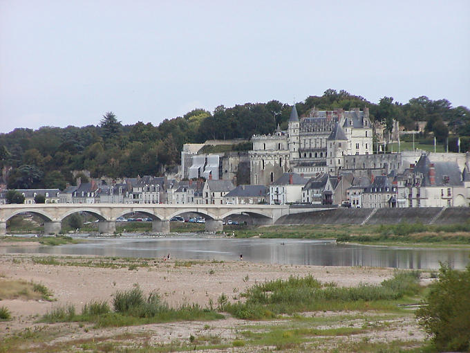 Panorama du pont et du château d'Amboise, France.