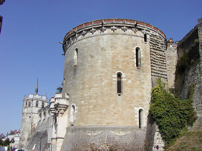 La tour Heurtault et la porte permettant l'accès aux attelages, Château d'Amboise, France.