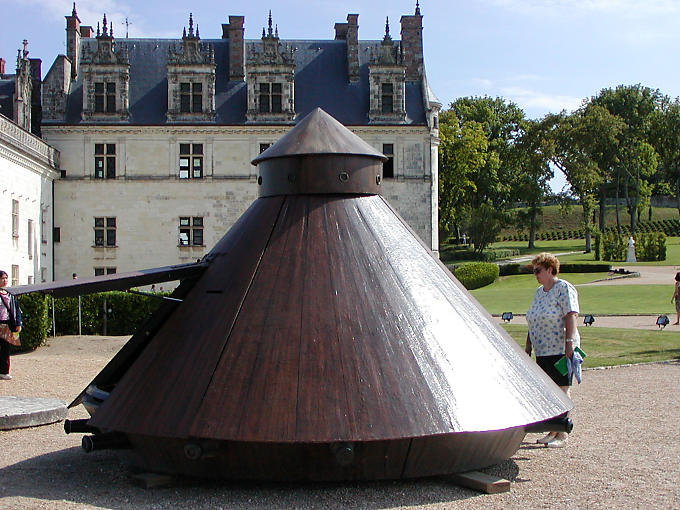 Tank en forme de soucoupe volante, oeuvre de Léonard De Vinci, Château d'Amboise, France.