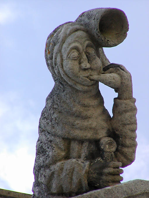 Sculpture de pierre représentant un sonneur médiéval, Château d'Amboise, France.