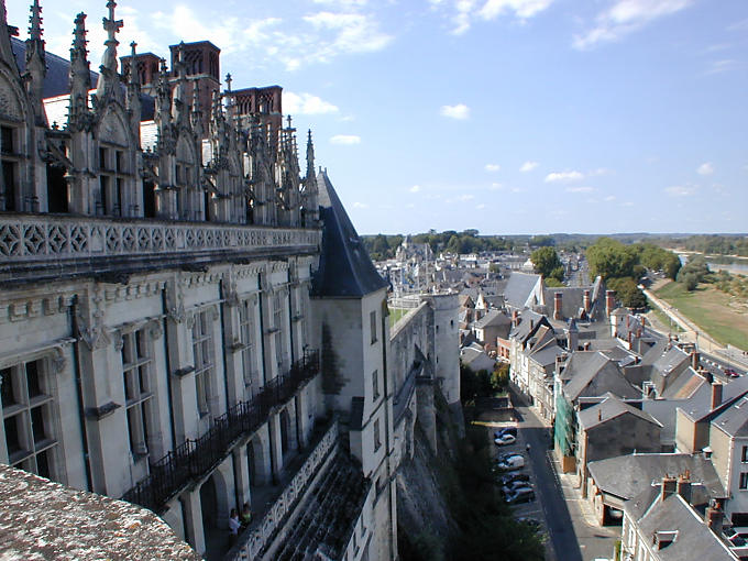 Vue sur une rue d'Amboise depuis le château, France.