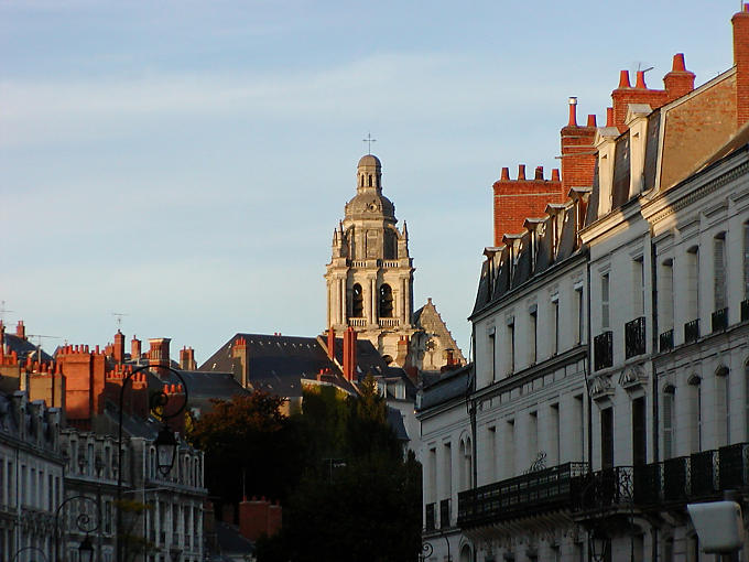Ville et haute tour Renaissance de la cathédrale Saint-Louis, Blois, France.