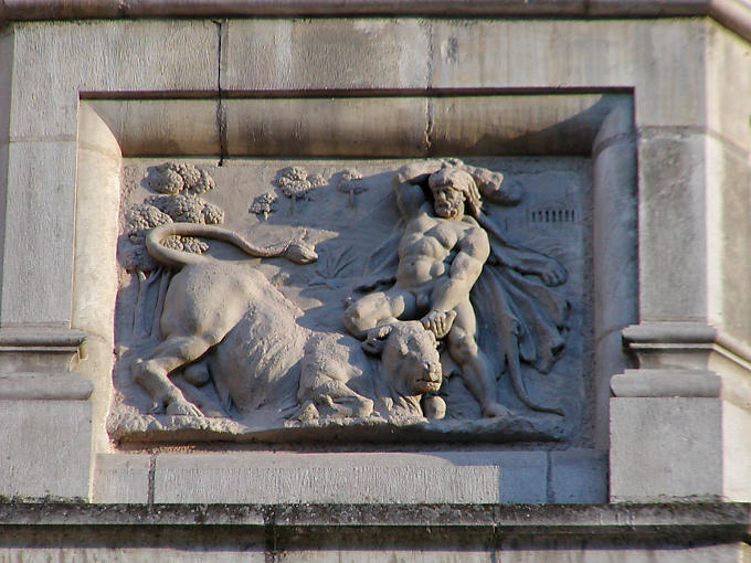 Travaux d'Hercule, Hercule et le taureau de Crète, Blois, France.