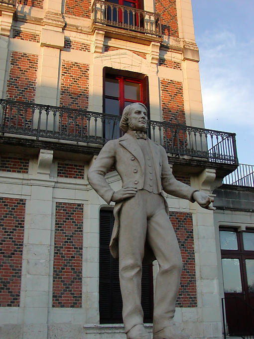 Statue de Robert Houdin, Maison de la Magie, Blois, France.