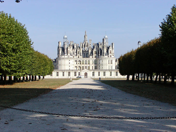 Vue depuis une allée du parc, Château de Chambord, France.