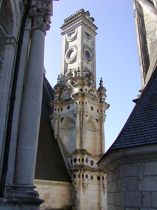 Décors d'ardoise et cheminée-tour, Château de Chambord, France.