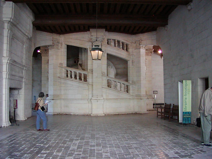 Chambord, vue sur escalier dessiné par Léonard de Vinci, France.