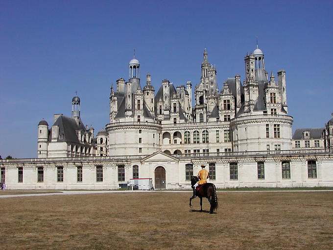 Cavalier dans la cour, Château de Chambord, France.