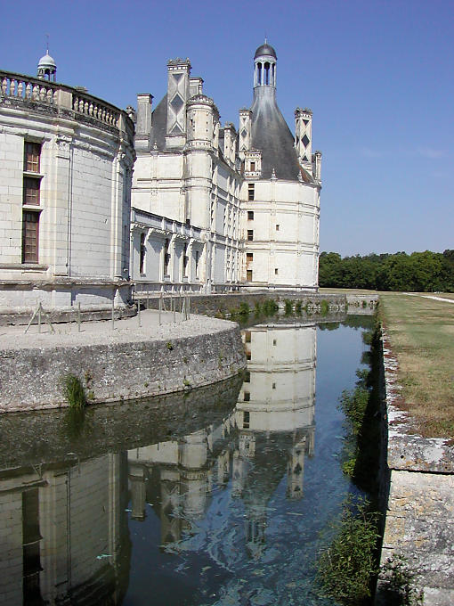 Reflet dans la douve, Chambord, France.