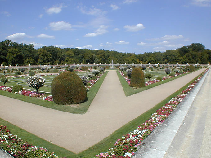 Perspective jardin de Diane, Chenonceau, France.