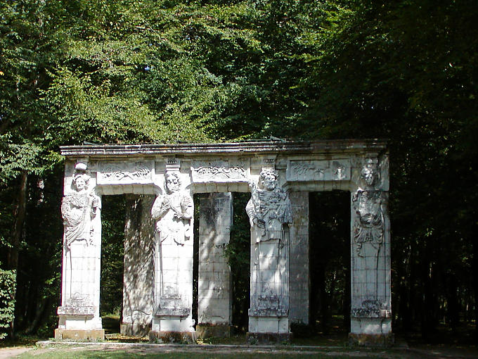 Caryatides du parc, Chenonceau, France.