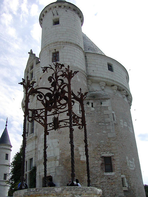 Puits et donjon, Chenonceau, France.