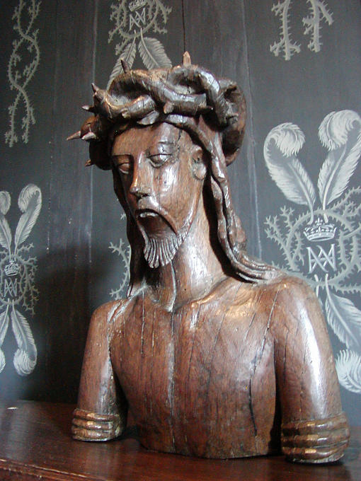 Christ à couronne d'épines en bois, Chenonceau, France.