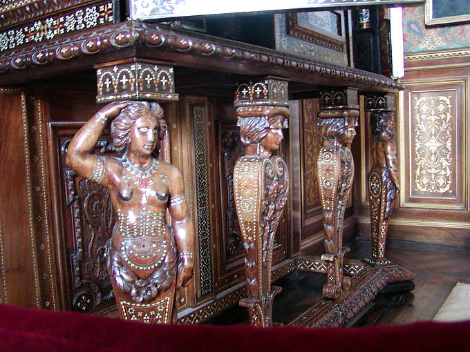 Meuble à caryatides ouvragées, Château de Chenonceau, France.