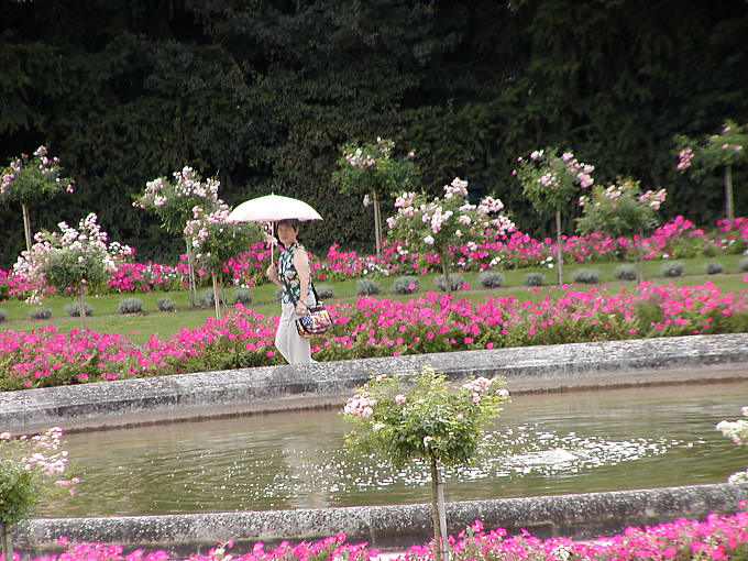Promenade dans le Jardin de Catherine, Chenonceau, France.