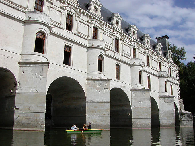 En barque sous les arches de Diane, Chenonceau, France.