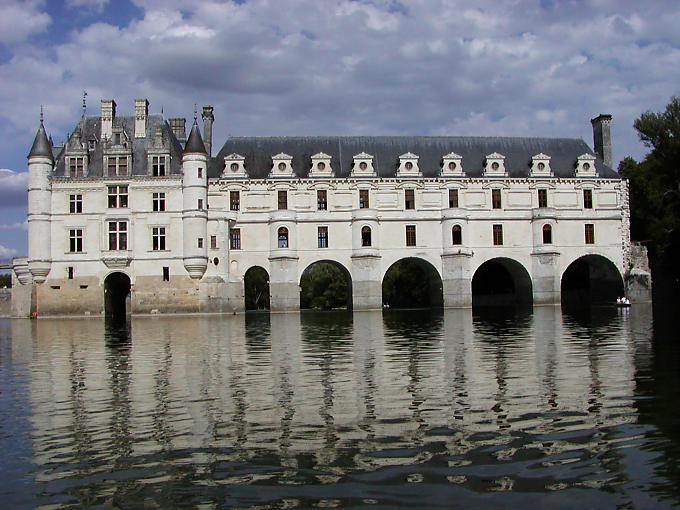 Arches du Pont de Diane, Château de Chenonceau, France.