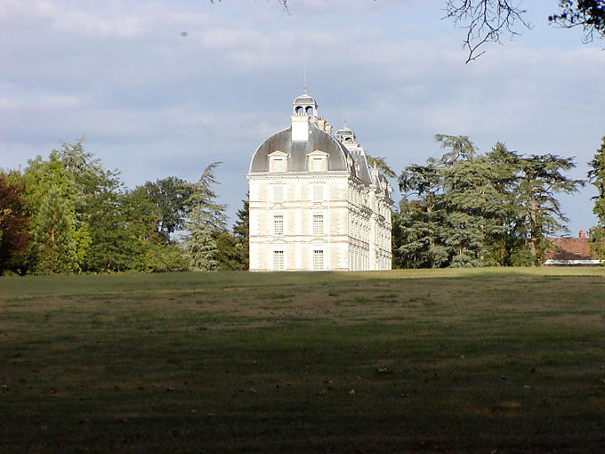 Le Château de Cheverny vu de côté depuis le parc, France.