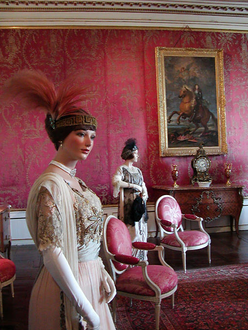 Ces dames au salon, Château d'Ussé, France.