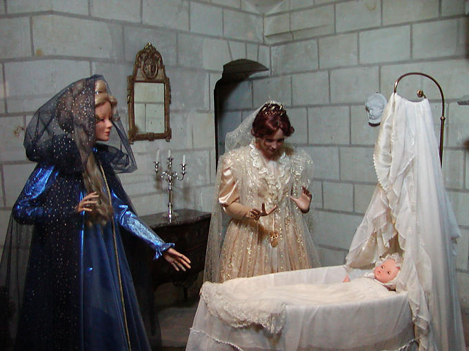 Les fées offrent un don à la petite Aurore, Château d'Ussé, France.