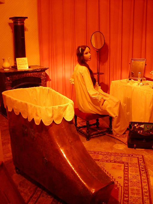 Au bain, reconstitution d'époque, Château d'Ussé, France.