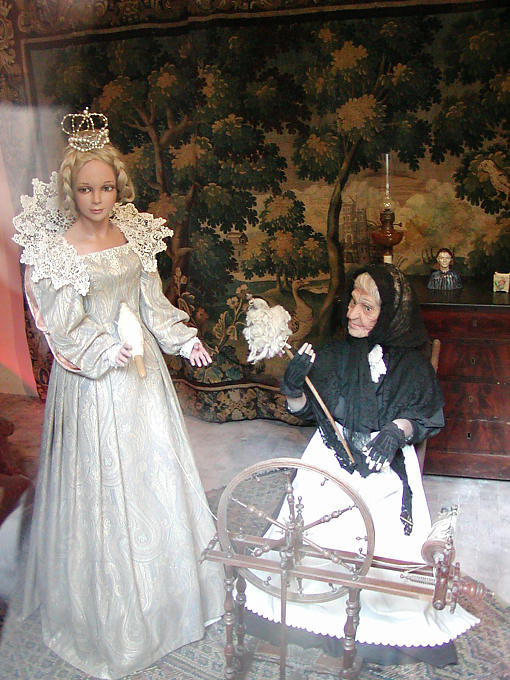 La Belle va se piquer au rouet et s'endormir cent ans, Château d'Ussé, France.