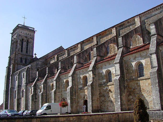 Vézelay, extérieur de la basilique Sainte Marie-Madeleine, France.