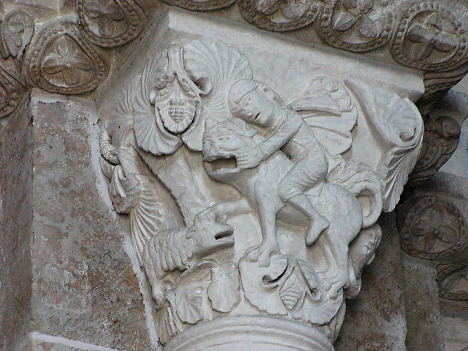 Sculpture sur un chapiteau, basilique Vézelay, France.