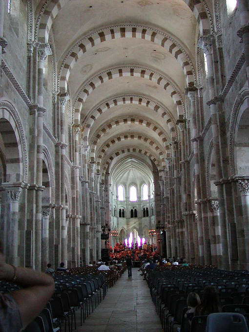 Nef romane, Basilique Vézelay, France.