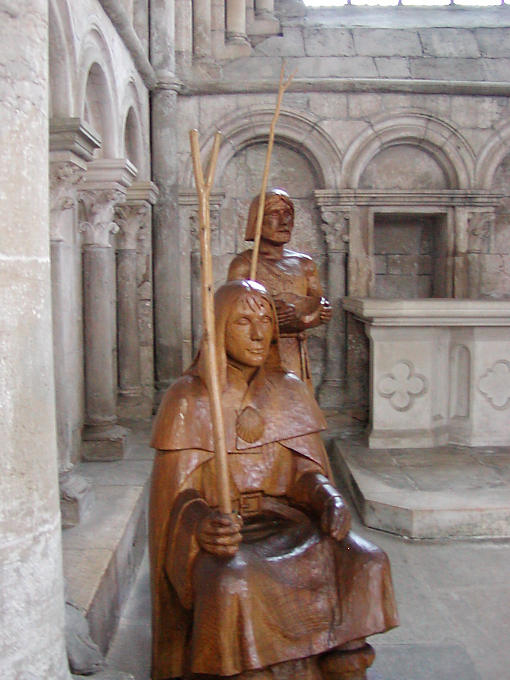 Pélerins de Compostelle en bois, Vézelay, France.