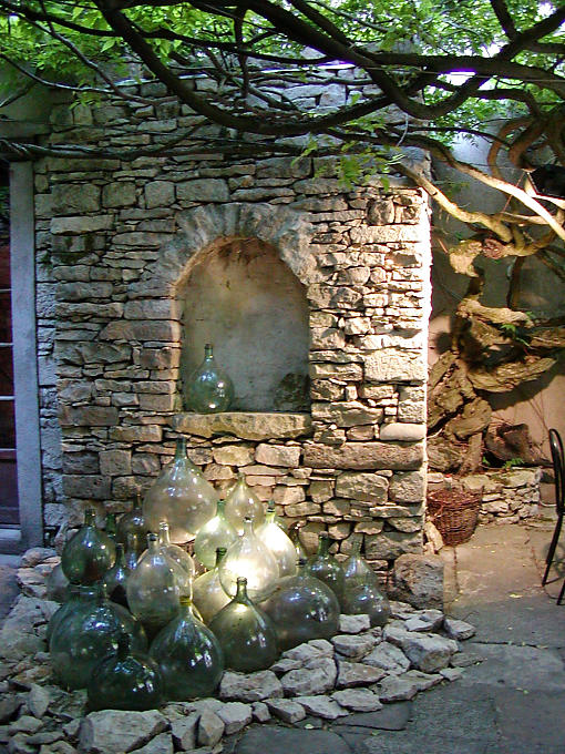 Décoration de la maison Cabalus, Vézelay, France.