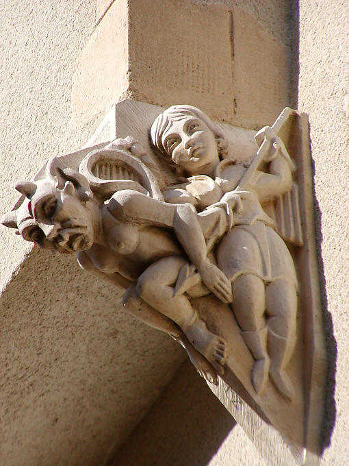 Chasse au diable, sculpture, Vézelay, France.