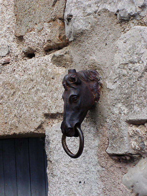 Attache de cheval sur un mur, Vézelay, France.
