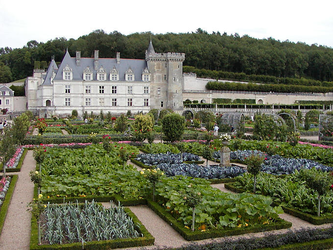 Vue sur la façade depuis le potager, Château de Villandry, France.