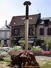Epée plantée dans un rocher, monument de l'Auld Alliance, Aubigny-sur-Nère, France.